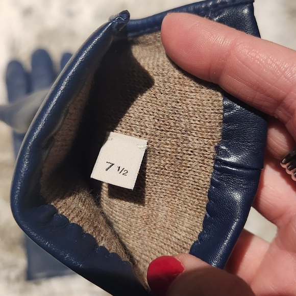 Sculpted Signature Leather Tech Gloves - Picture 4 of 4